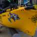 Restiamo affascinati da un kayak di colore giallo dotato di mille accessori...